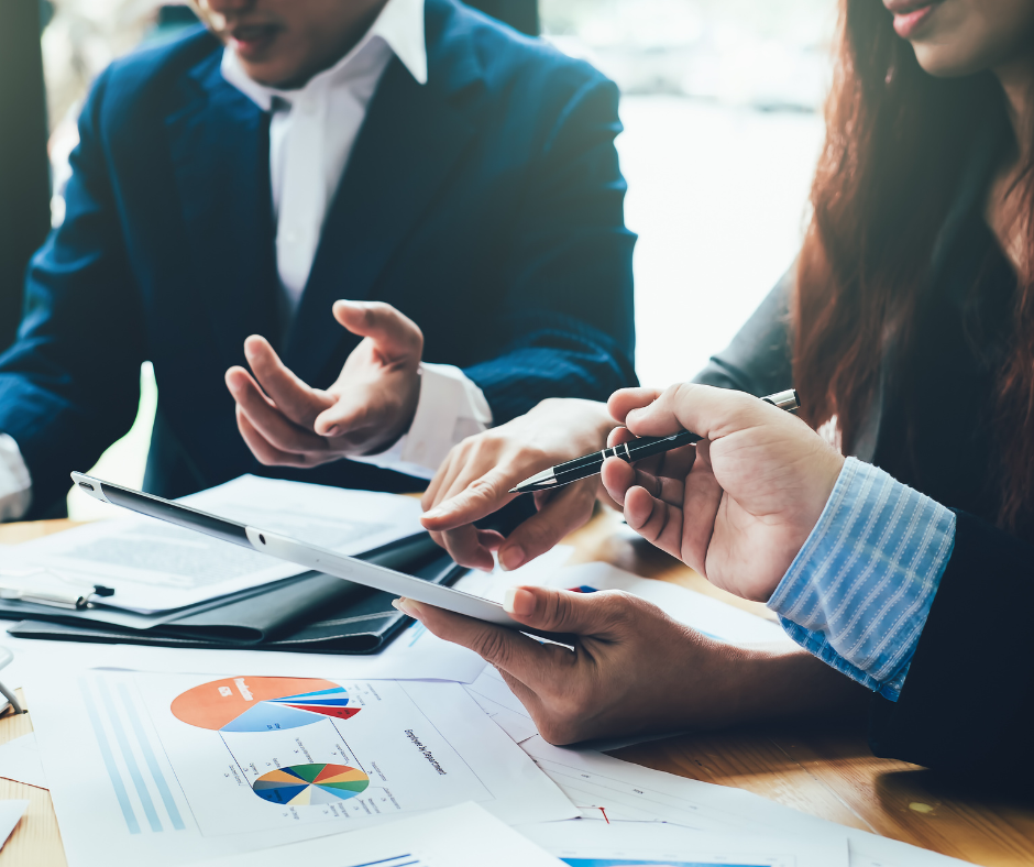 Oferecemos uma gestão contábil completa e estratégica, garantindo a escrituração correta das informações, o cumprimento das normas contábeis e a entrega das obrigações legais com total segurança. Elaboramos demonstrações contábeis atualizadas e relatórios gerenciais que permitem uma visão clara da realidade financeira da empresa. Mais do que registrar números, atuamos de forma consultiva, analisando resultados, identificando oportunidades de melhoria e auxiliando o empresário na tomada de decisões mais assertivas. Nosso objetivo é apoiar o crescimento do negócio com transparência, organização e orientação contábil contínua.