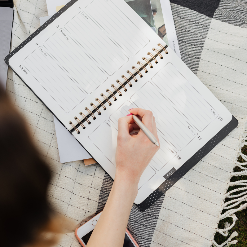 Desenvolvemos estratégias de planejamento tributário personalizadas, analisando o enquadramento fiscal e as operações da empresa para identificar a forma mais eficiente e legal de reduzir a carga tributária. Nosso trabalho visa o correto aproveitamento das oportunidades previstas em lei, sempre com segurança e conformidade. Atuamos de forma consultiva, auxiliando o empresário na tomada de decisões que impactam diretamente os tributos, prevenindo riscos fiscais e contribuindo para a organização financeira e o crescimento sustentável do negócio.